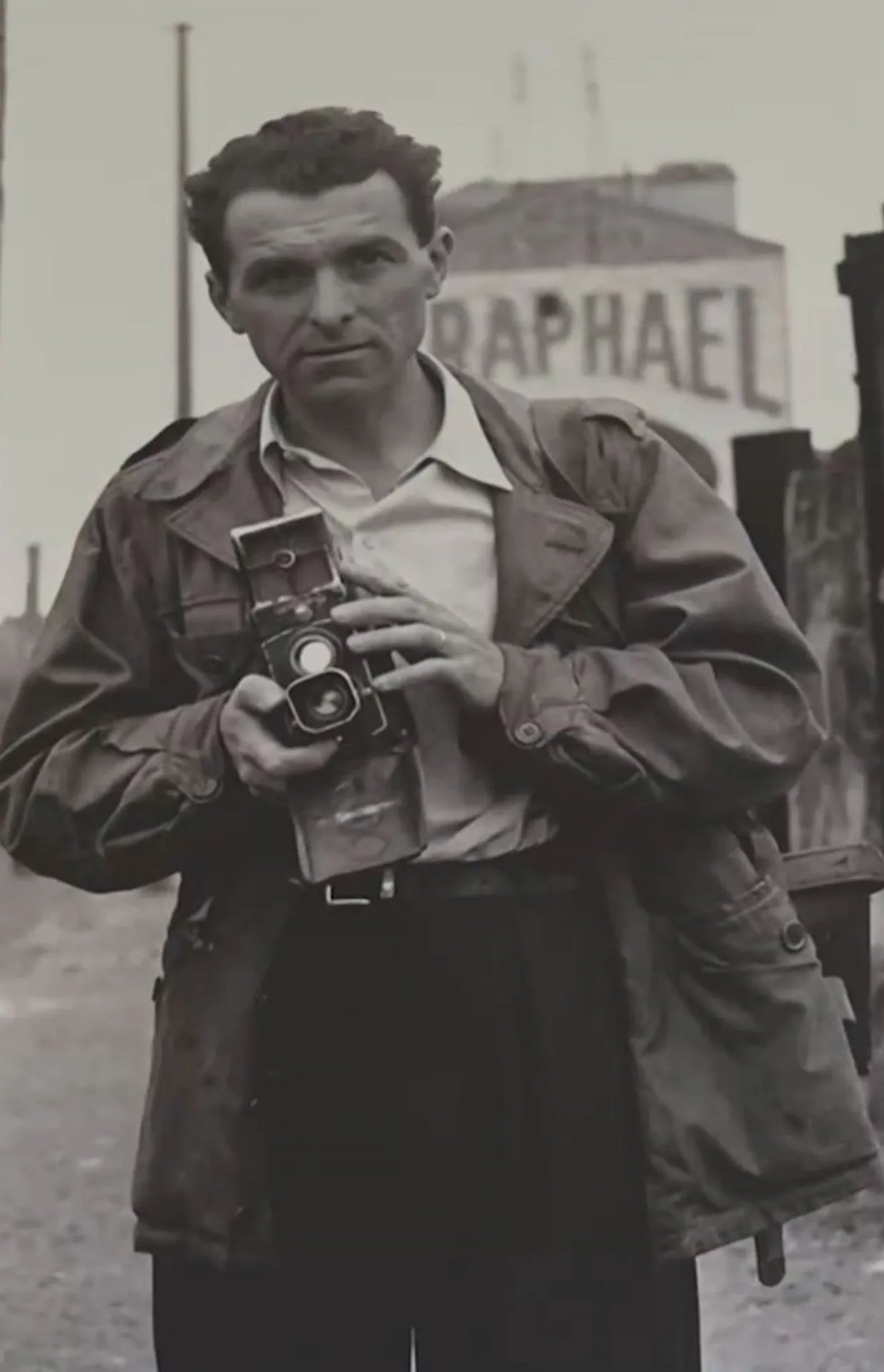 visite-de-l-atelier-du-c-l-bre-photographe-robert-doisneau-avant-la