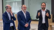 Le bourgmestre d’Anderlecht, Fabrice Cumps, le bourgmestre de Saint-Gilles, Jean Spinette, et le bourgmestre de Forest, Charles Spapens, sont photographiés lors de l’inauguration du nouveau commissariat de police de la zone de police Zuid / Midi à Bruxell