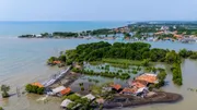 Des maisons abandonnées et partiellement submergées, à cause de l’augmentation de l’amplitude des marées dûe au changement climatique, dans le village de Semonet à Pekalongan, dans le centre de Java, le 29 juillet 2025
