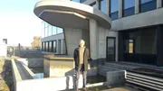 Olivier de Spoelberch, propriétaire de l'aérodrome, est fier de la nouvelle "tour" du commandant. 