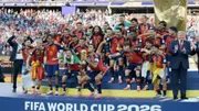 Le milieu de terrain espagnol Rodri, brandit le trophée aux côtés du président américain Donald Trump (à droite), lors de la cérémonie de clôture qui a suivi la finale de la Coupe du monde de football 2026, 19 juillet 2026.