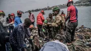 Un soldat du groupe armé antigouvernemental M23 au milieu de civils au port de Goma, dans l'est de la République démocratique du Congo, le 18 février 2025