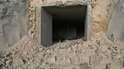 L&#x27;entrée détruite d&#x27;un hôpital souterrain à proximité de la ville de Hass, dans la province d&#x27;Idleb, le 5 mai 2019 après un bombardement aérien