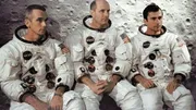 L'équipage d'Apollo 10 le 3 avril 1969 au Centre spatial Kennedy: de gauche à droite Eugene Cernan, pilote du module lunaire, le commandant Thomas Stafford, et John Young, pilote du module de commande 