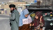 Le regard d’un homme sur deux fillettes le 18 juin 2026 à Kandahar