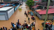 Des inondations ont touché plusieurs quartiers du sud et du sud-est de Kinshasa, capitale de la RDC, dimanche 6 avril 2025. La rivière Ndjili est sortie de son lit et a inondé le pont Ndjili menant à l'aéroport international de Kinshasa, bloquant le passa