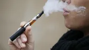 L'Organisation mondiale de la santé (OMS) devrait encourager la cigarette électronique, selon des médecins et experts 