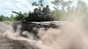 Des militaires ukrainiens conduisent un char T-72 sur la ligne de front dans l’est de l’Ukraine, le 13 juillet 2022.