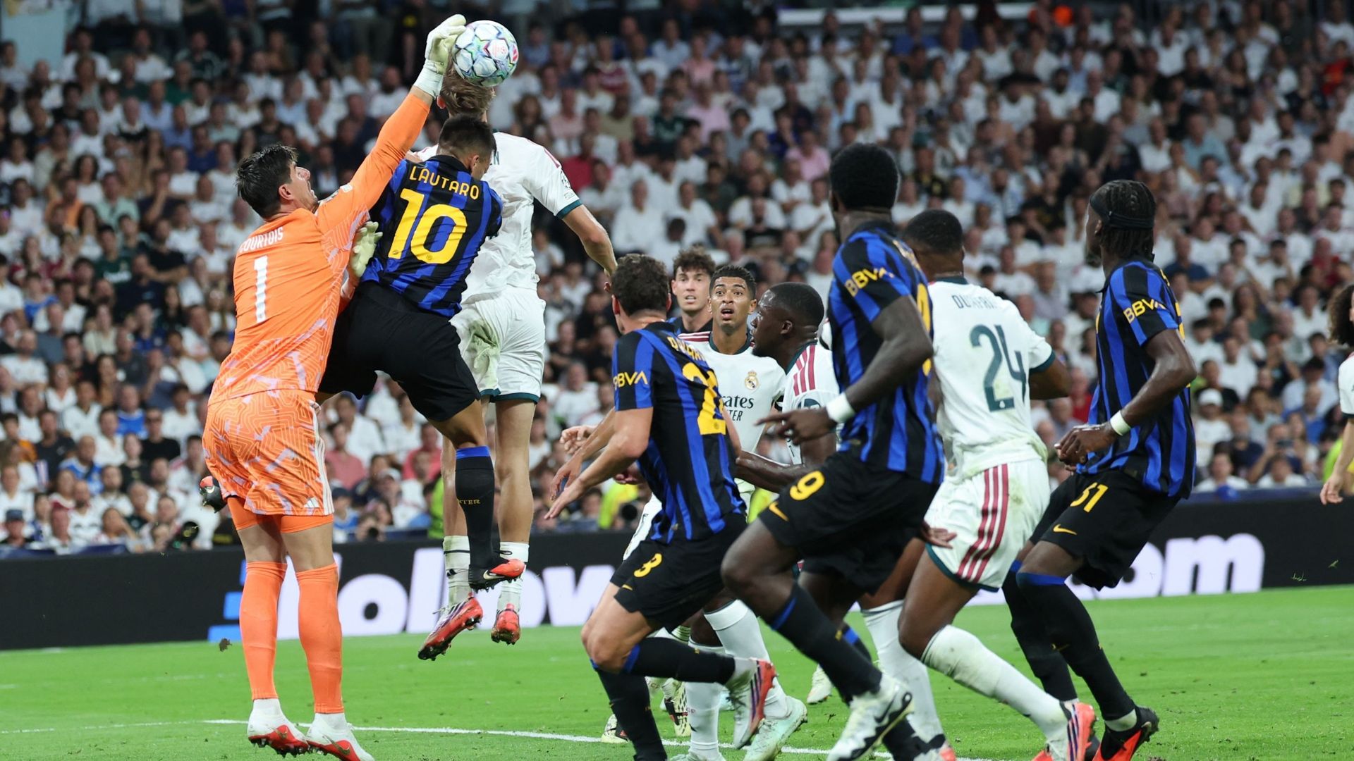 Ligue des champions : le Real Madrid bat l’Inter grâce à deux cadeaux et un Courtois XXL pour sa 100e