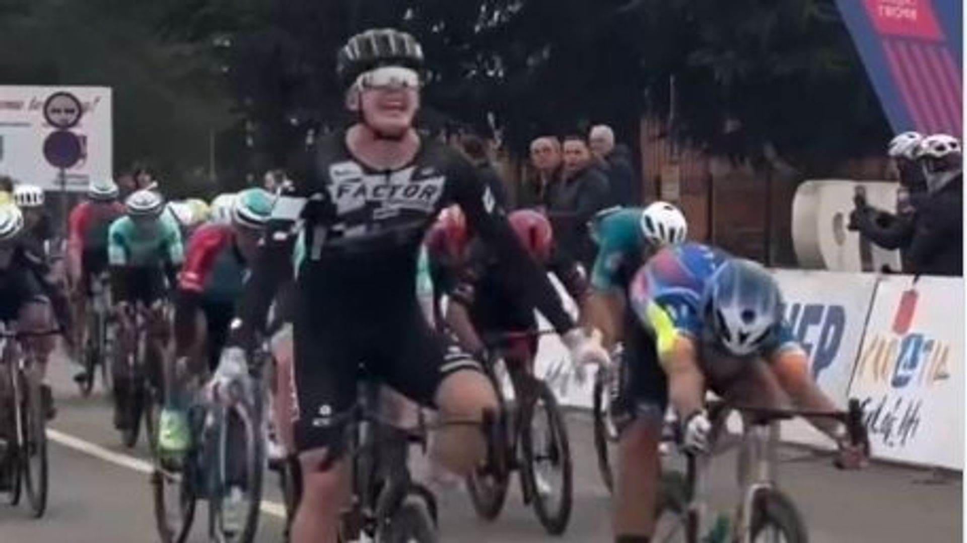 Une photo-finish… pour rien : à égalité parfaite, deux coureurs sont déclarés vainqueurs d’une même course