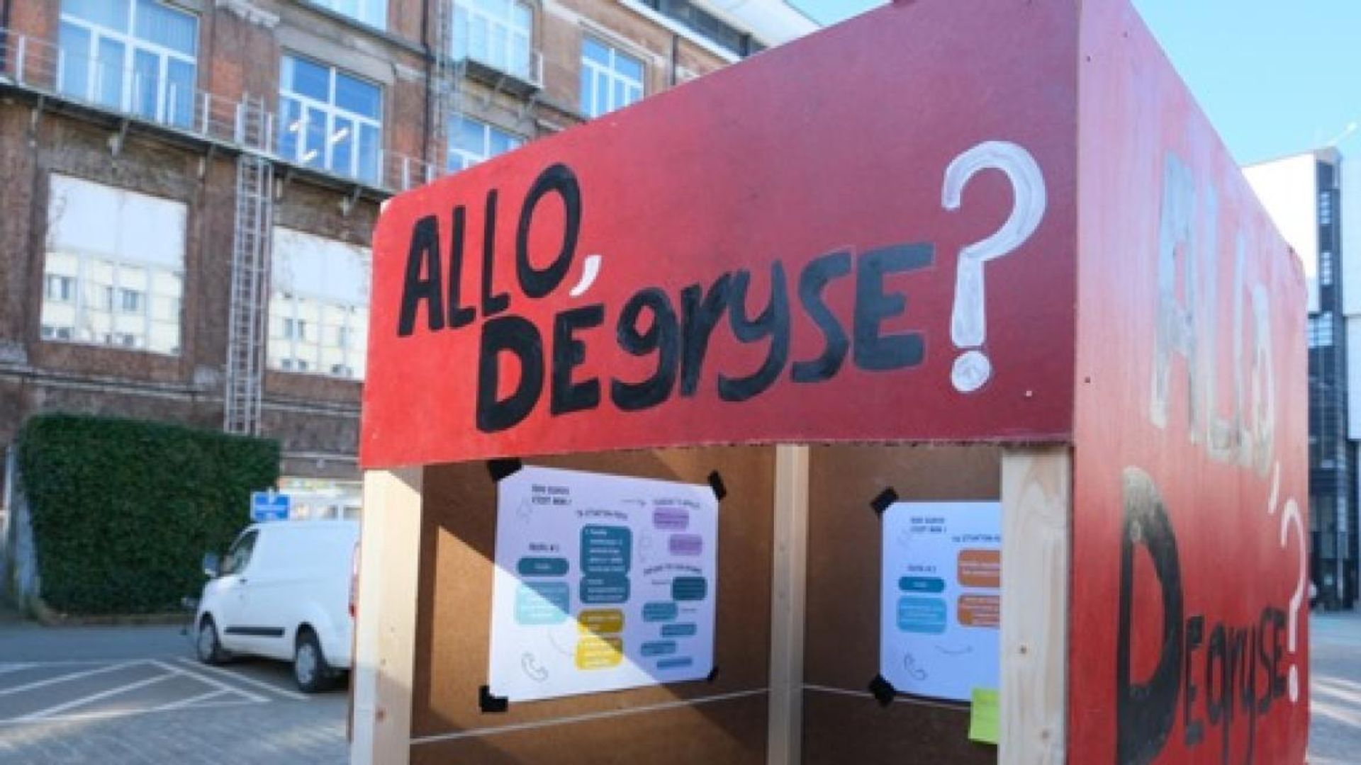 Une cabine téléphonique à l’ULB pour contester la hausse du minerval étudiant