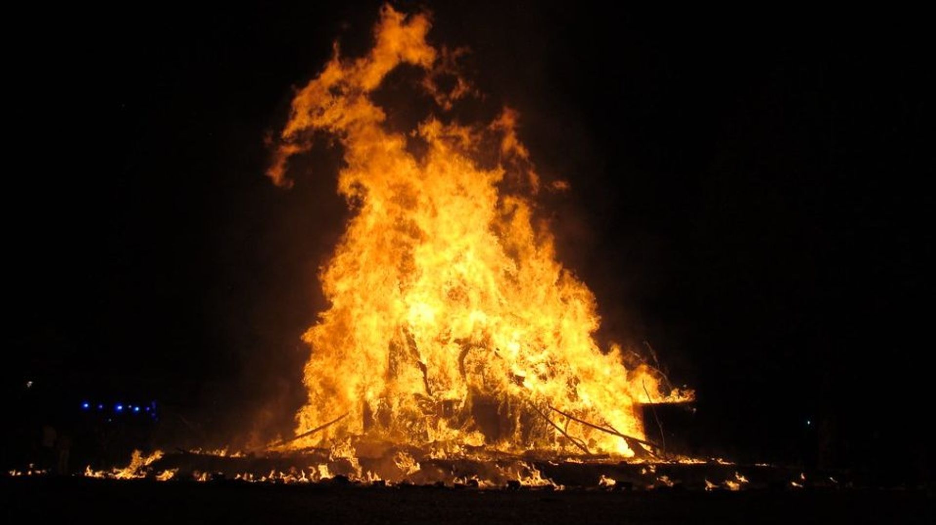 La canicule contraint la ville de Mons à l’innovation : des feux de la Saint-Jean sans feu, sans bûcher et sans flambeau…