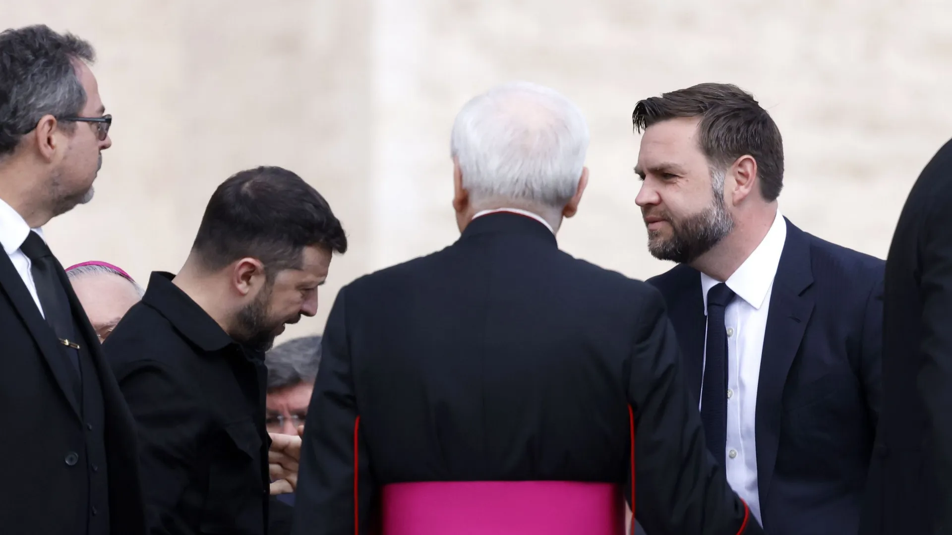 Pape à droite ou au centre ? La presse italienne lance un match Meloni ...