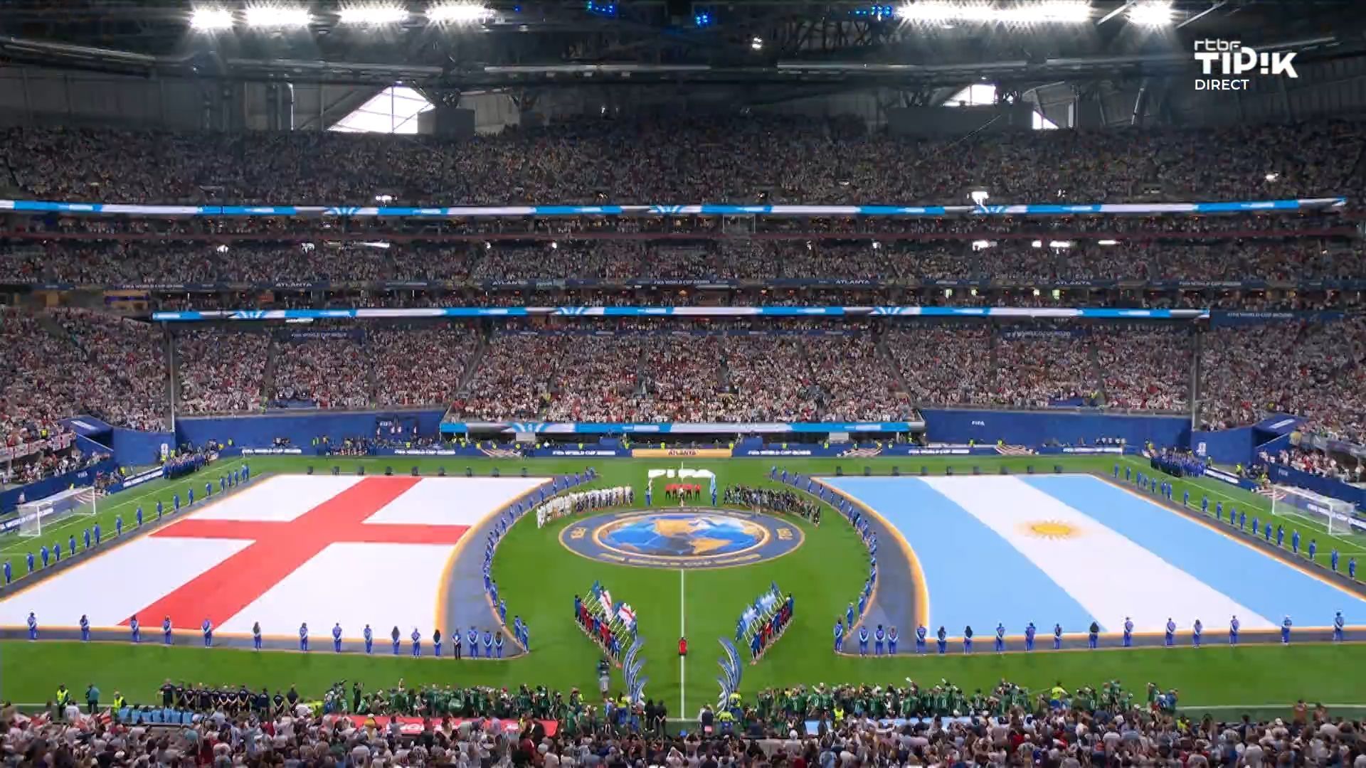 Le match a déjà commencé : chants et sifflets, les hymnes anglais et argentins perturbés