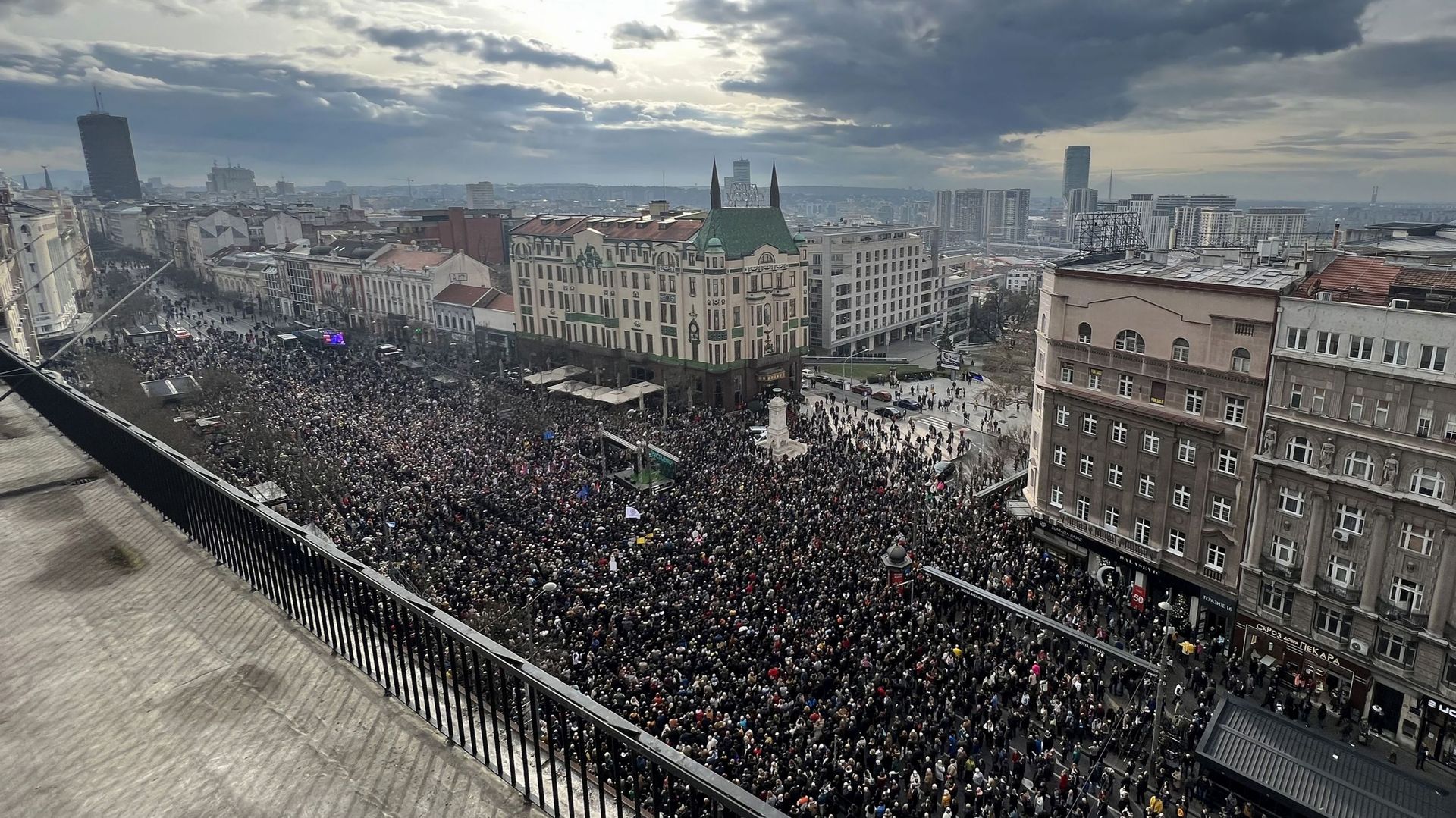 Belgrade : des milliers de Serbes à nouveau dans les rues pour dénoncer ...