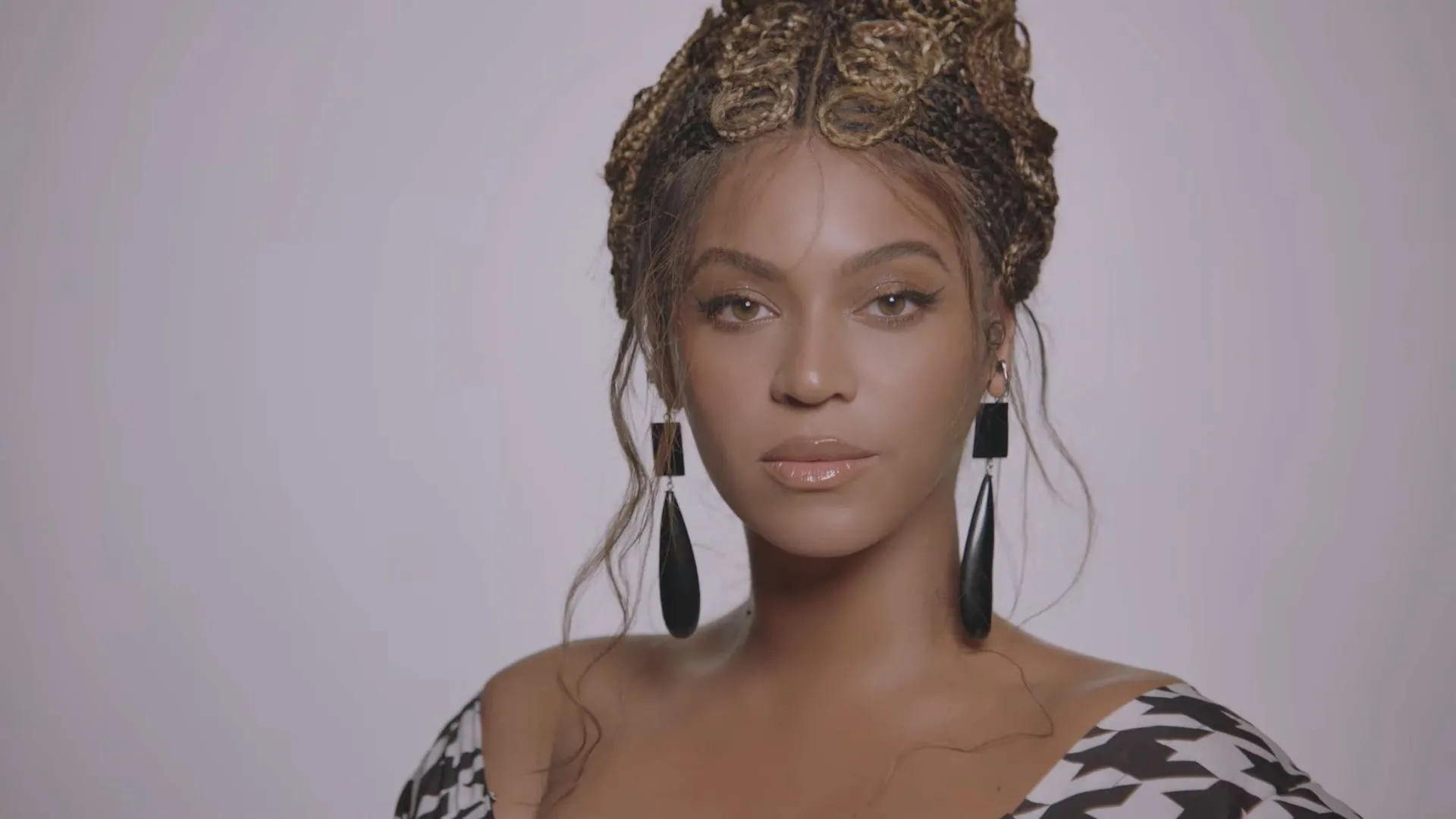 Sia dévoile son audio officiel de 'Pretty Hurts' qu'elle avait écrit ...