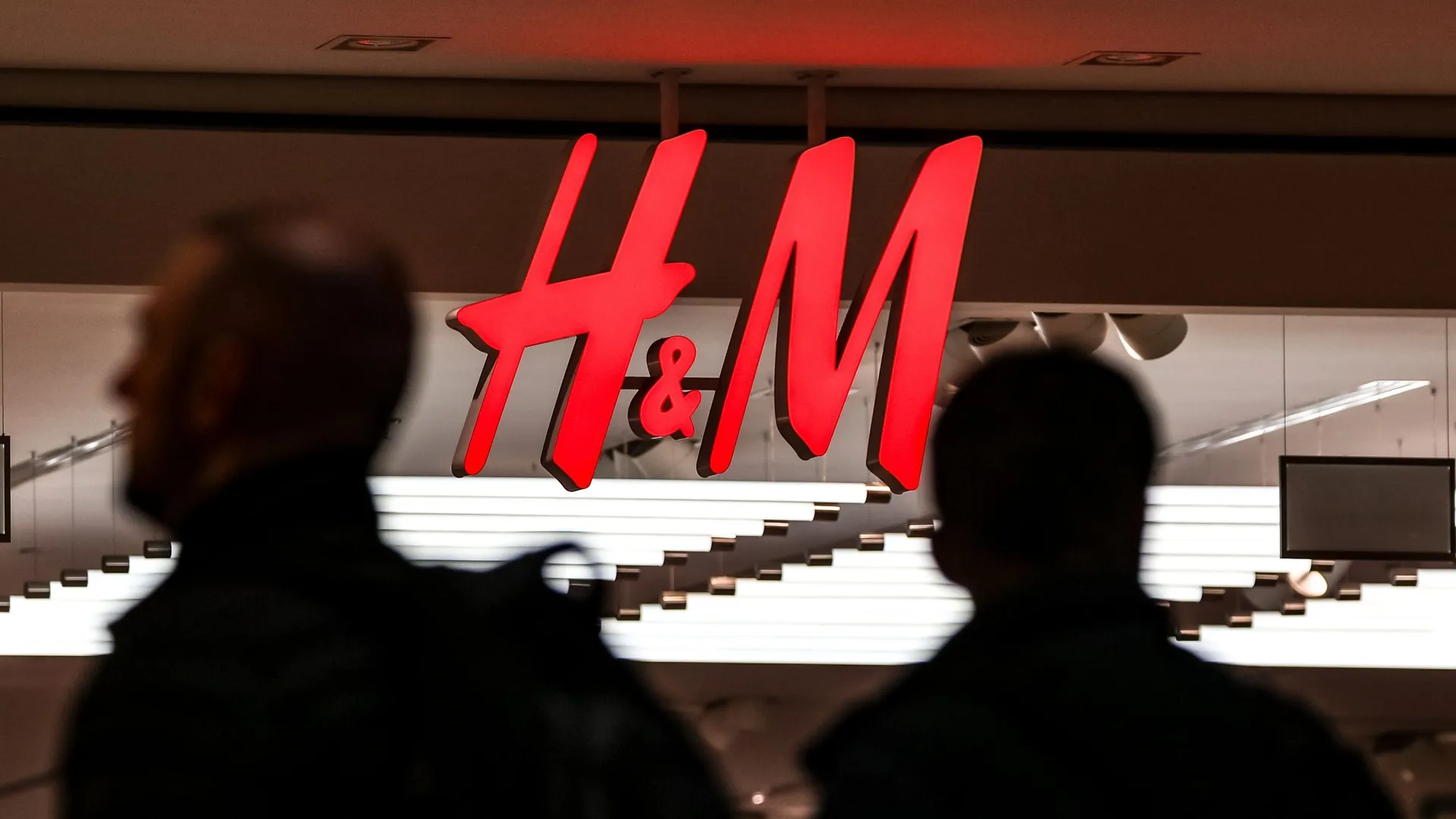 H&M Logistics à Ghlin : la direction décrète un 'lock-out', une grève ...