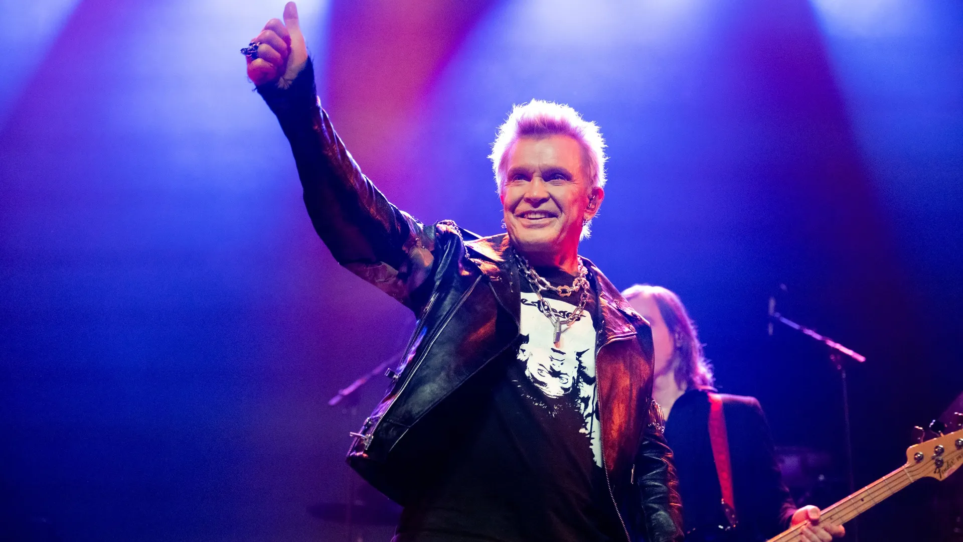 Billy Idol et The Warning revisitent 'La Bamba' et 'Twist and Shout