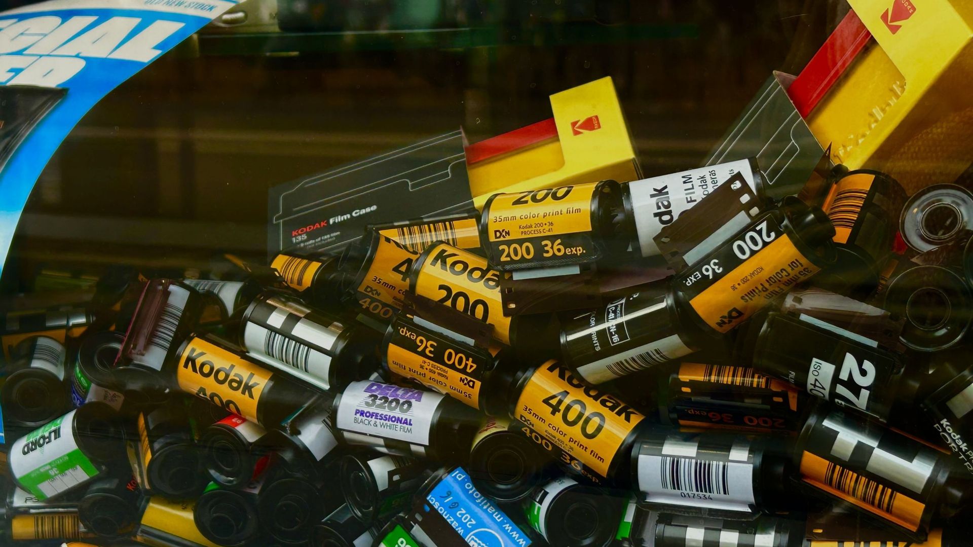 À Bruxelles, quelques laboratoires continuent de développer des photographies argentiques - RTBF Actus