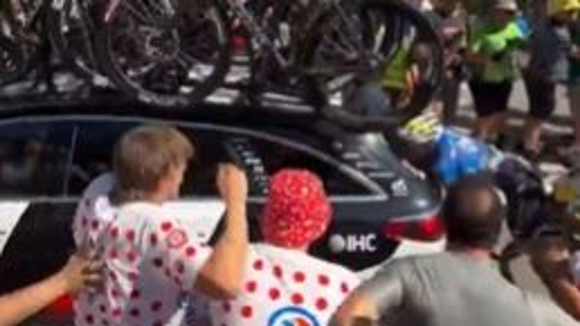 Tour de France 2026 – Choc violent et inévitable : Rubio heurte l’arrière de la voiture UAE à cause de la foule dans l’Alpe d’Huez