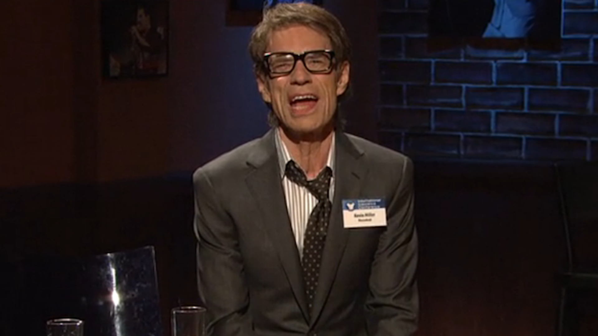 Un petit garçon de deux ans se déchaine avec talent à la batterie ...