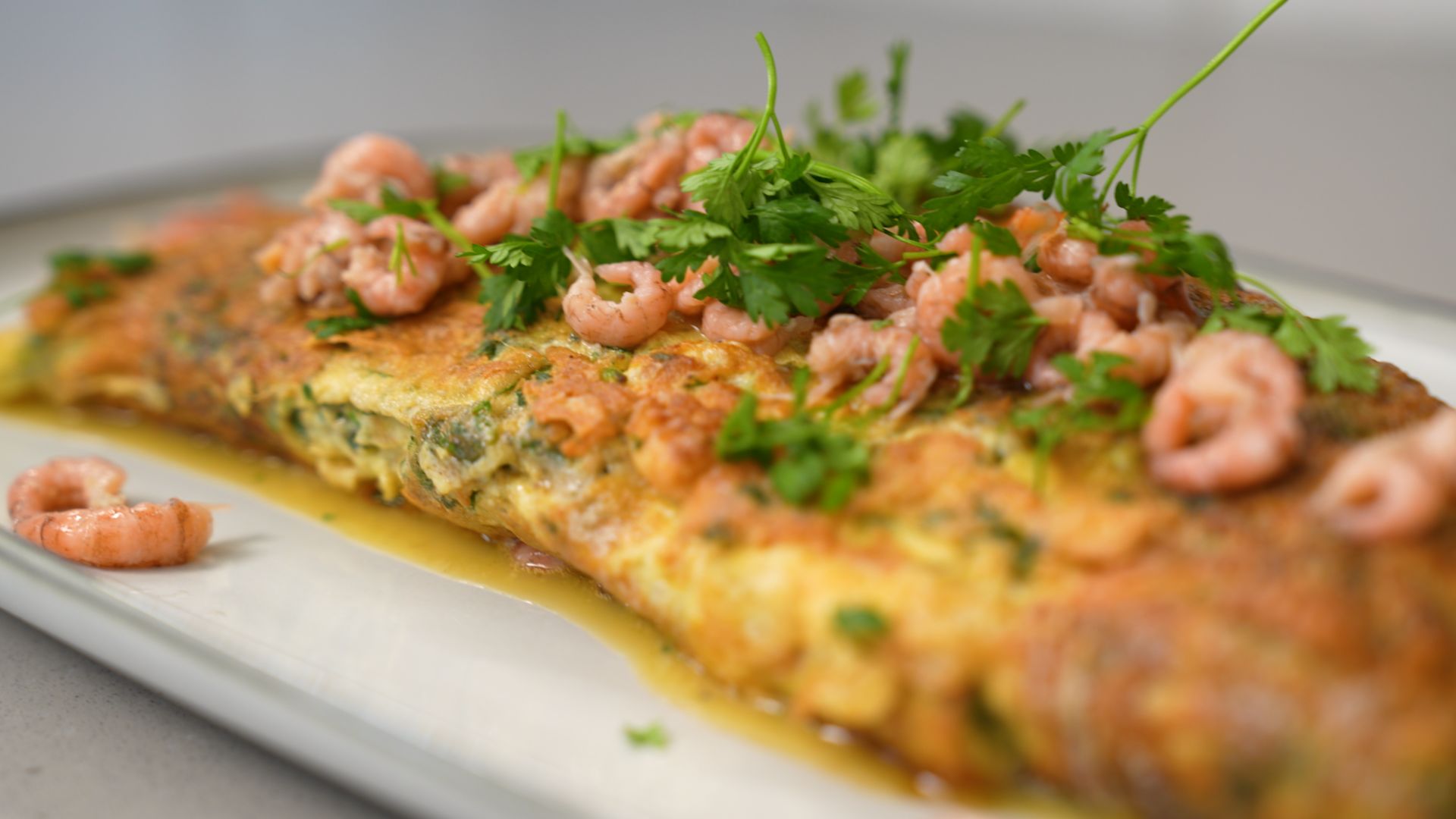 Le printemps dans l’assiette : omelette roulée au cerfeuil et crevettes de la mer du Nord