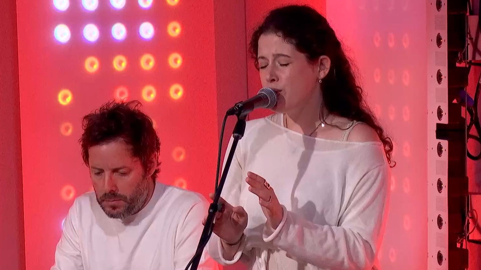 Un tube des Daft Punk revisité par la chanteuse belge Louise Barreau : découvrez sa reprise en français de "Instant Crush"