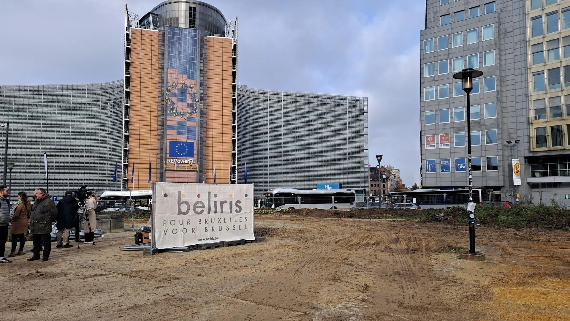 Pointing Fin L'inauguration du rond-point Schuman annulée - RTBF Actus