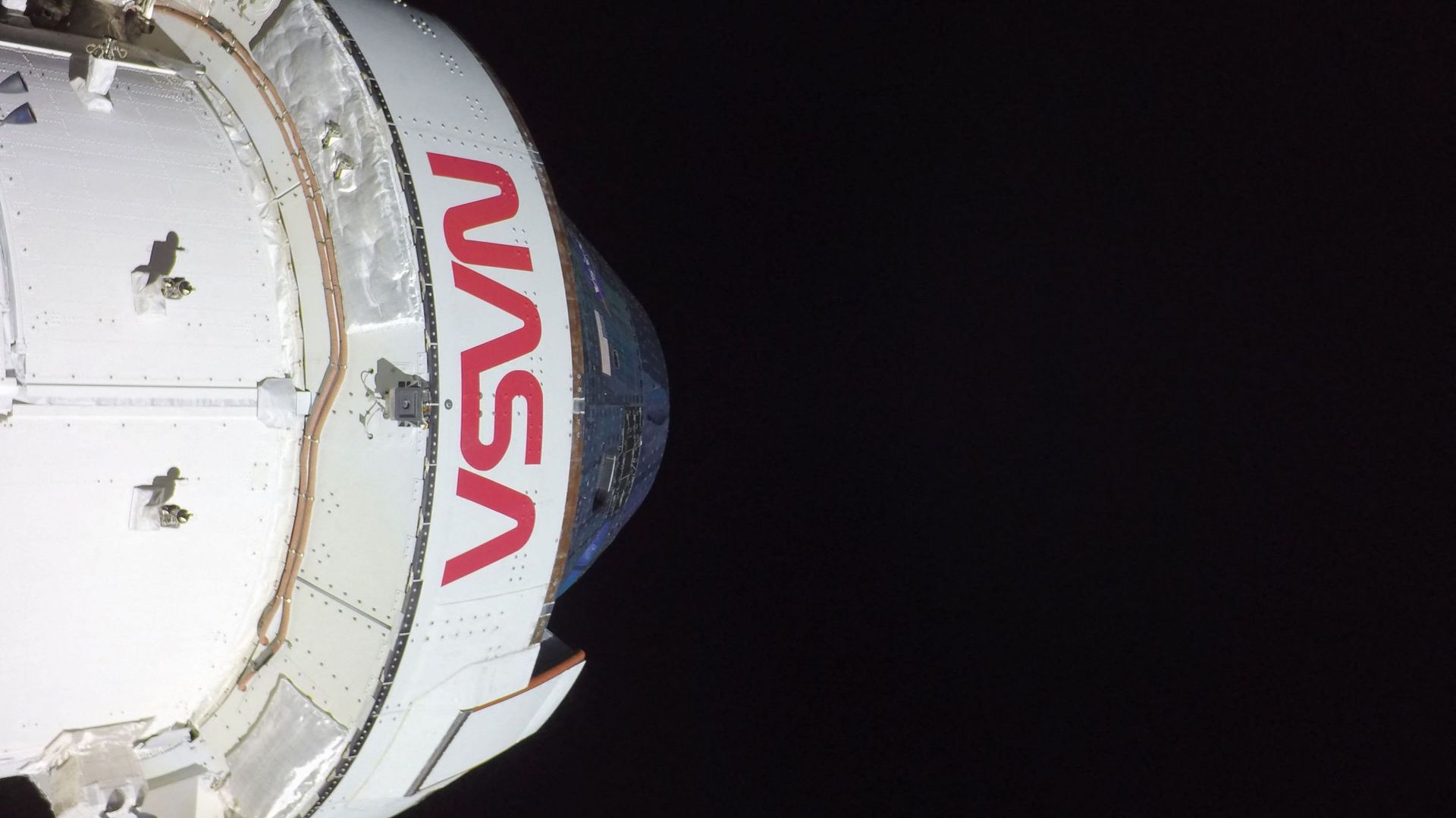 Les astronautes de la mission Artemis II se préparent à traverser l'atmosphère, leur amerrissage prévu cette nuit