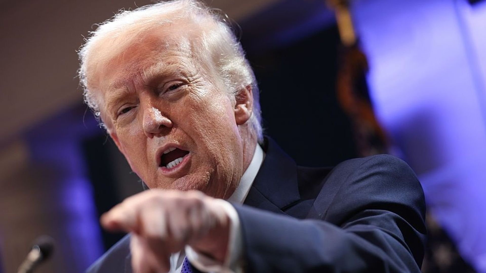 Donald Trump annonce une taxe mondiale de 10% pour remplacer ses droits de douane 'réciproques' - RTBF Actus