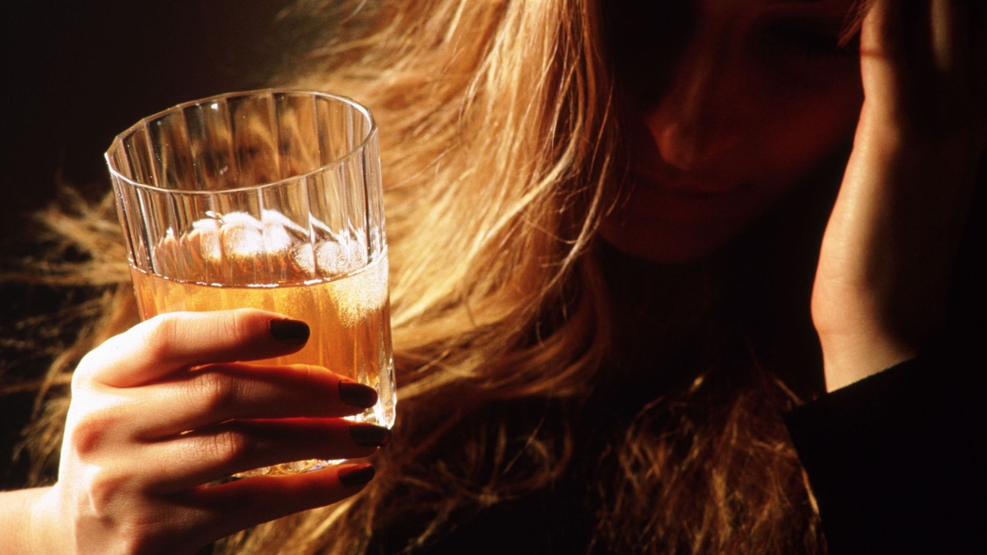 "Je me retrouve à prendre des inconnus dans mes bras" : le tabou de l'alcoolisme brisé dans la pièce "Glissement"