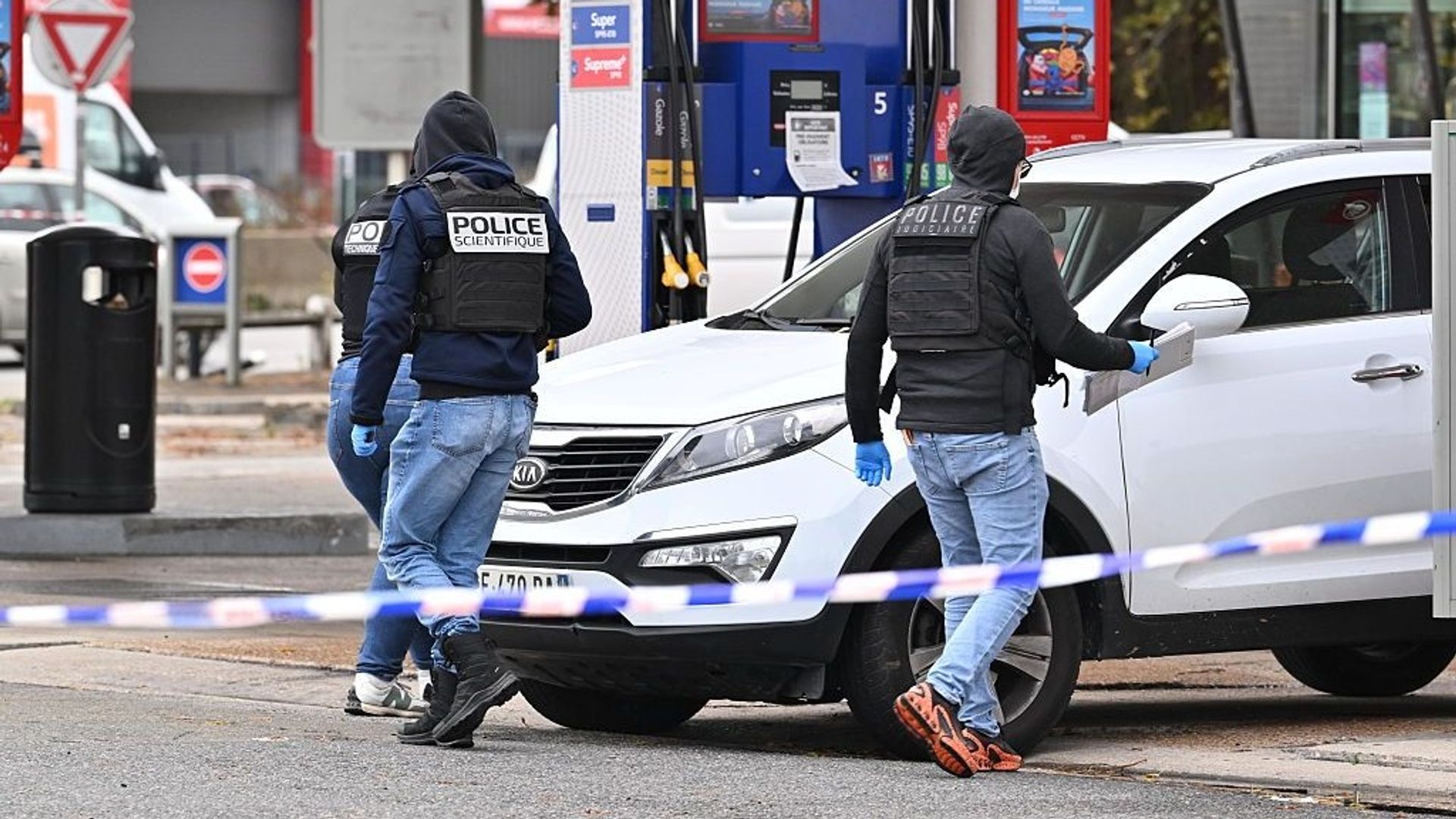 Un homme tire en rafales et fait un mort et plusieurs blessés à Trappes : le tireur a été interpellé, il avait piégé son appartement avec des bouteilles de gaz - RTBF Actus