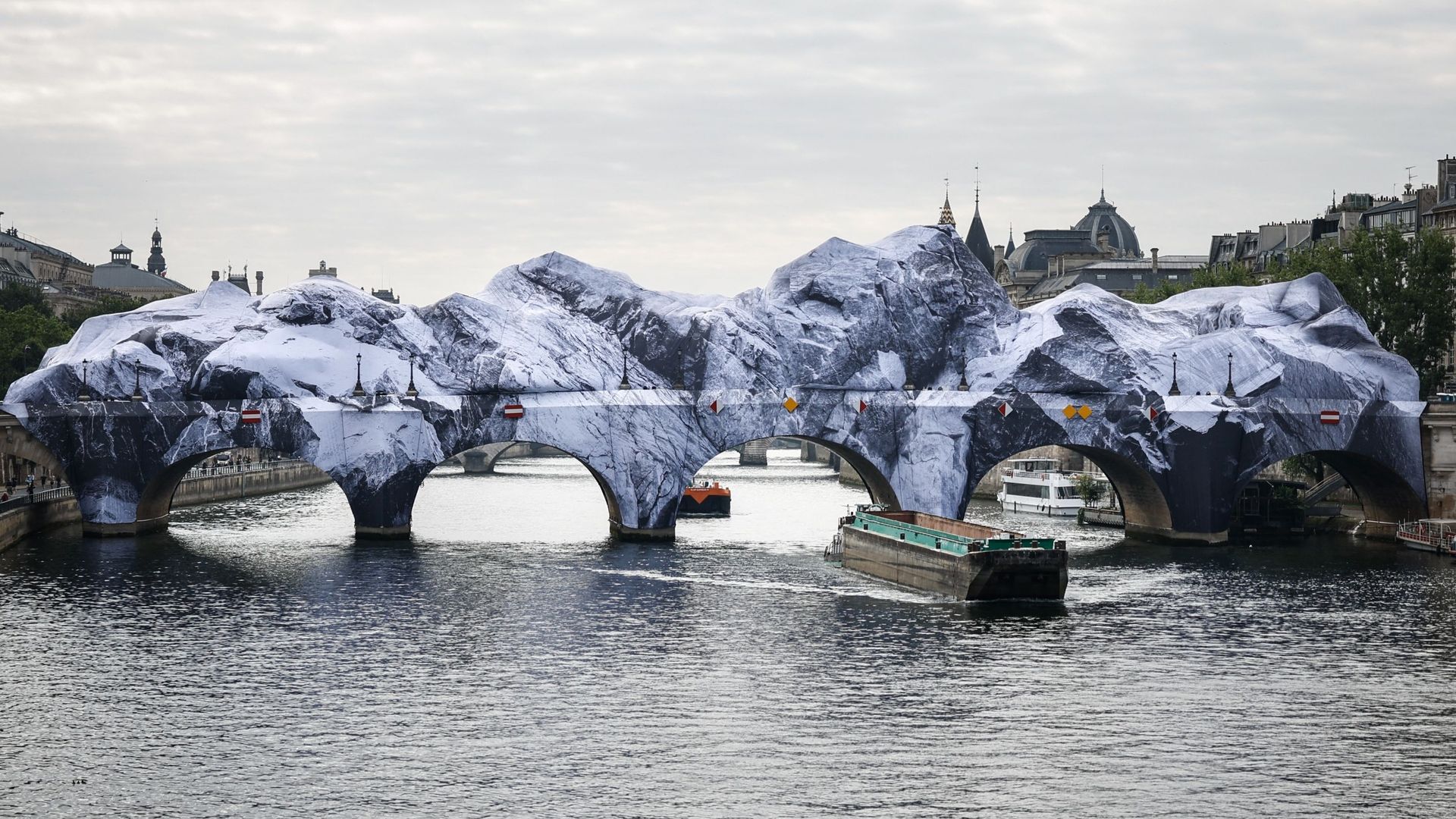 "C’est spectaculaire !" : l’artiste JR métamorphose le Pont Neuf de Paris en caverne éphémère