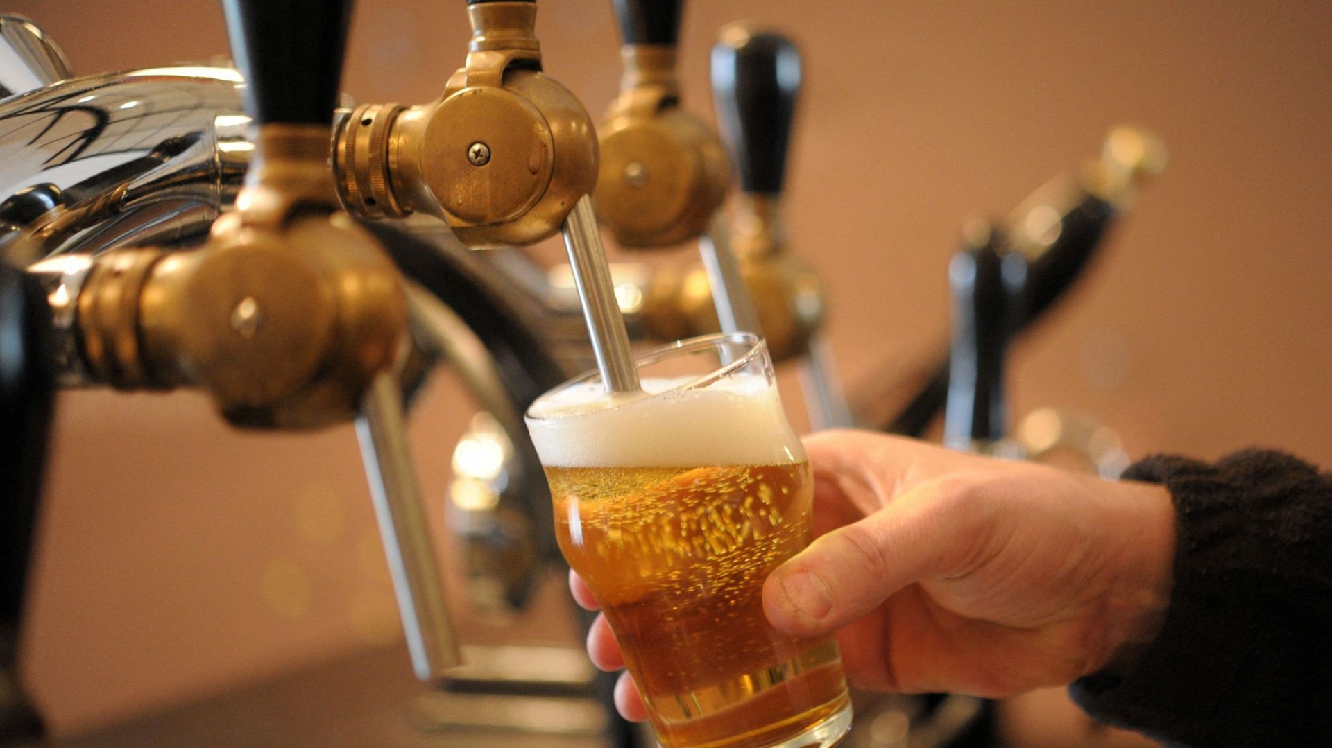 Les brasseurs belges contre le slogan "L’alcool nuit à la santé": "Il n’existe pas de seuil sans risque" appuie un alcoologue