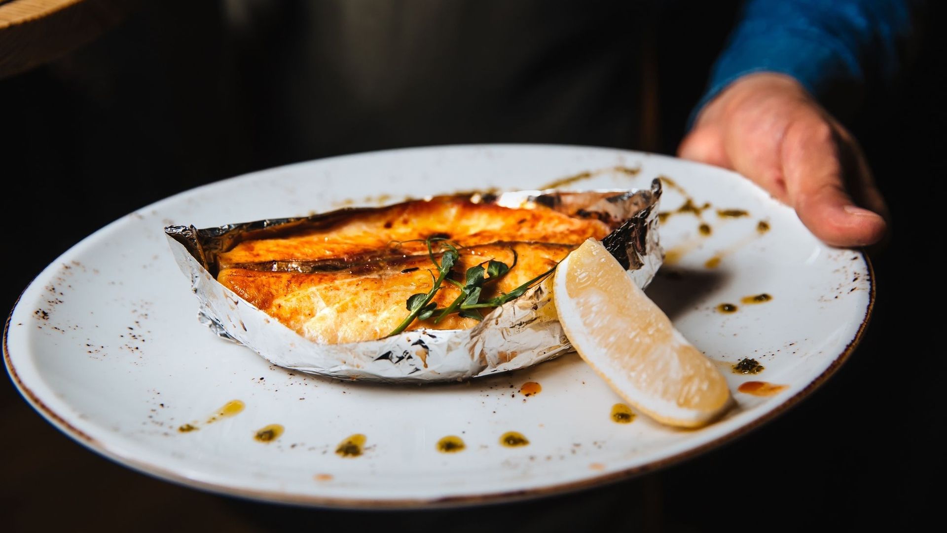 Un cabillaud en papillote citronné aux herbes aromatiques du jardin