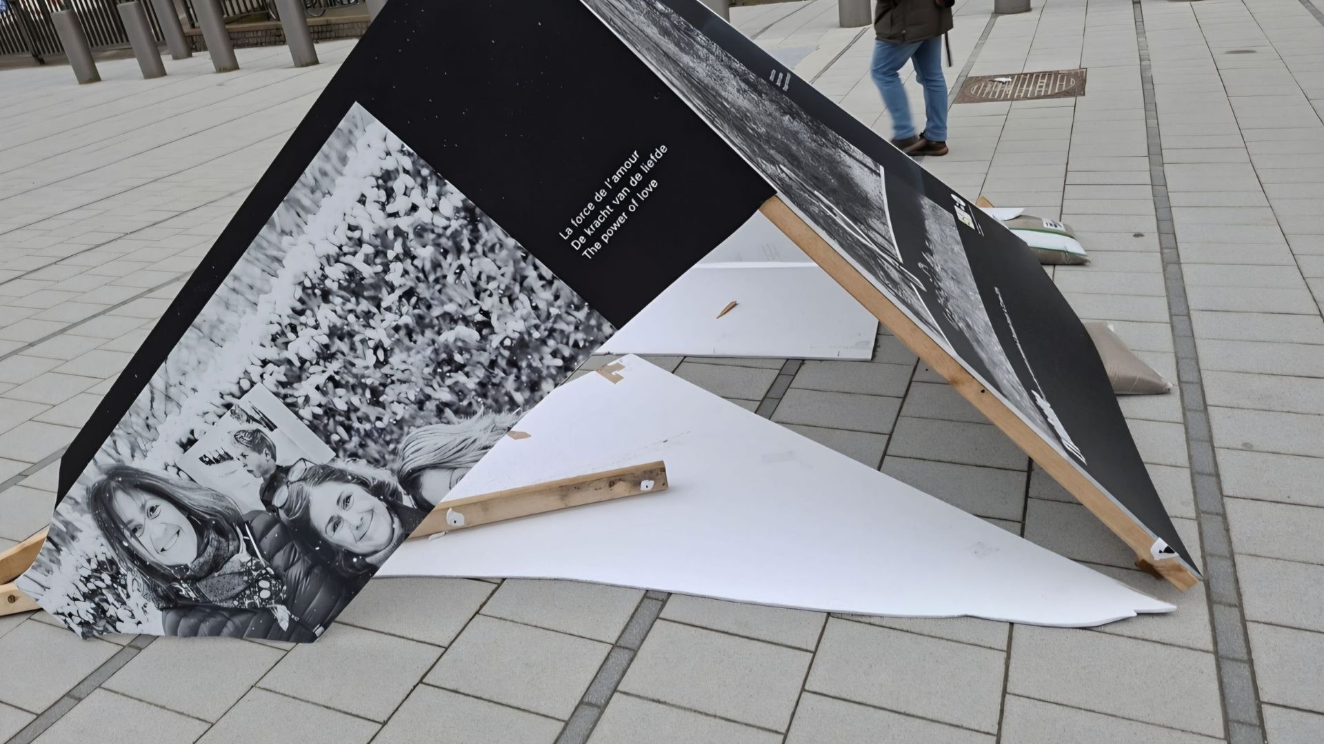 L’exposition en hommage aux victimes des attentats du 22 mars a en fait été saccagée par des rafales de vent