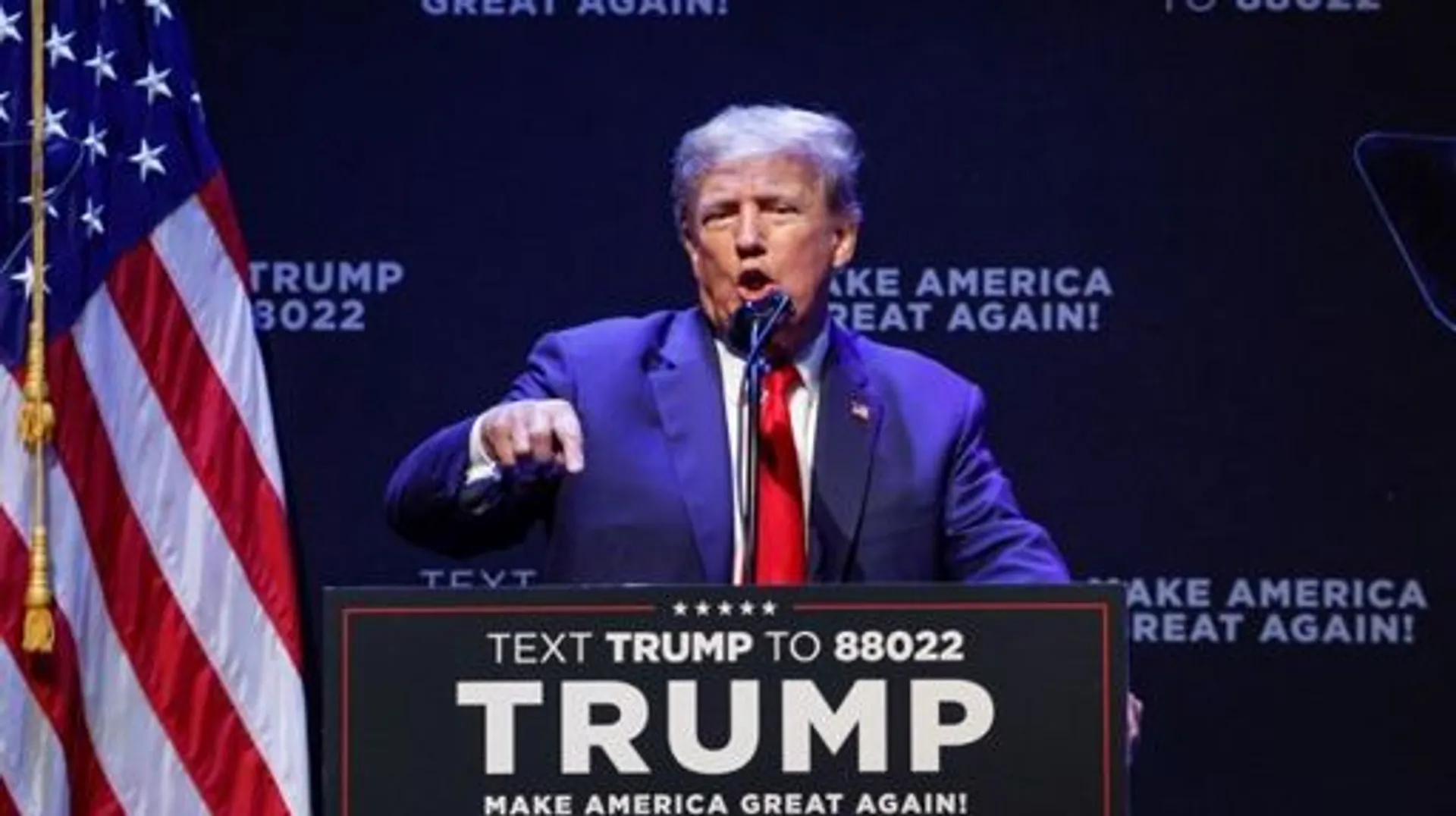 Elon Musk rétablit le compte de Donald Trump sur Twitter - RTBF Actus