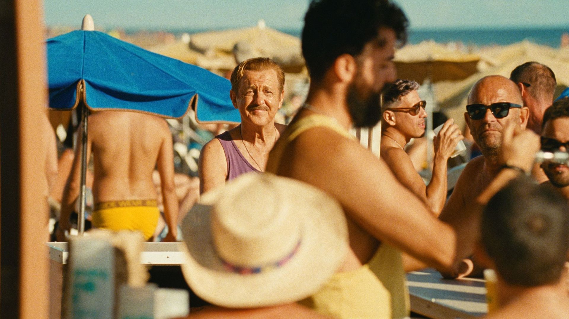 Les critiques cinéma d’Adrien Corbeel : avec “Maspalomas”, récit d’un coming out tardif