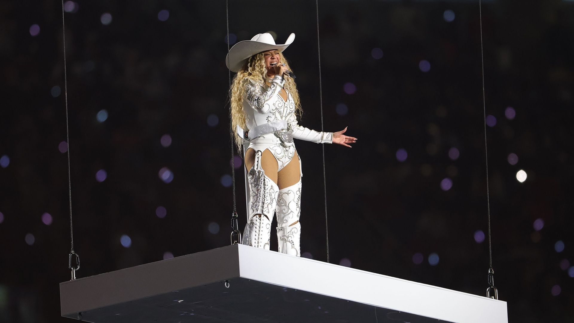 Beyoncé, qui a offert un show explosif lors du match de Noël de la NFL ...