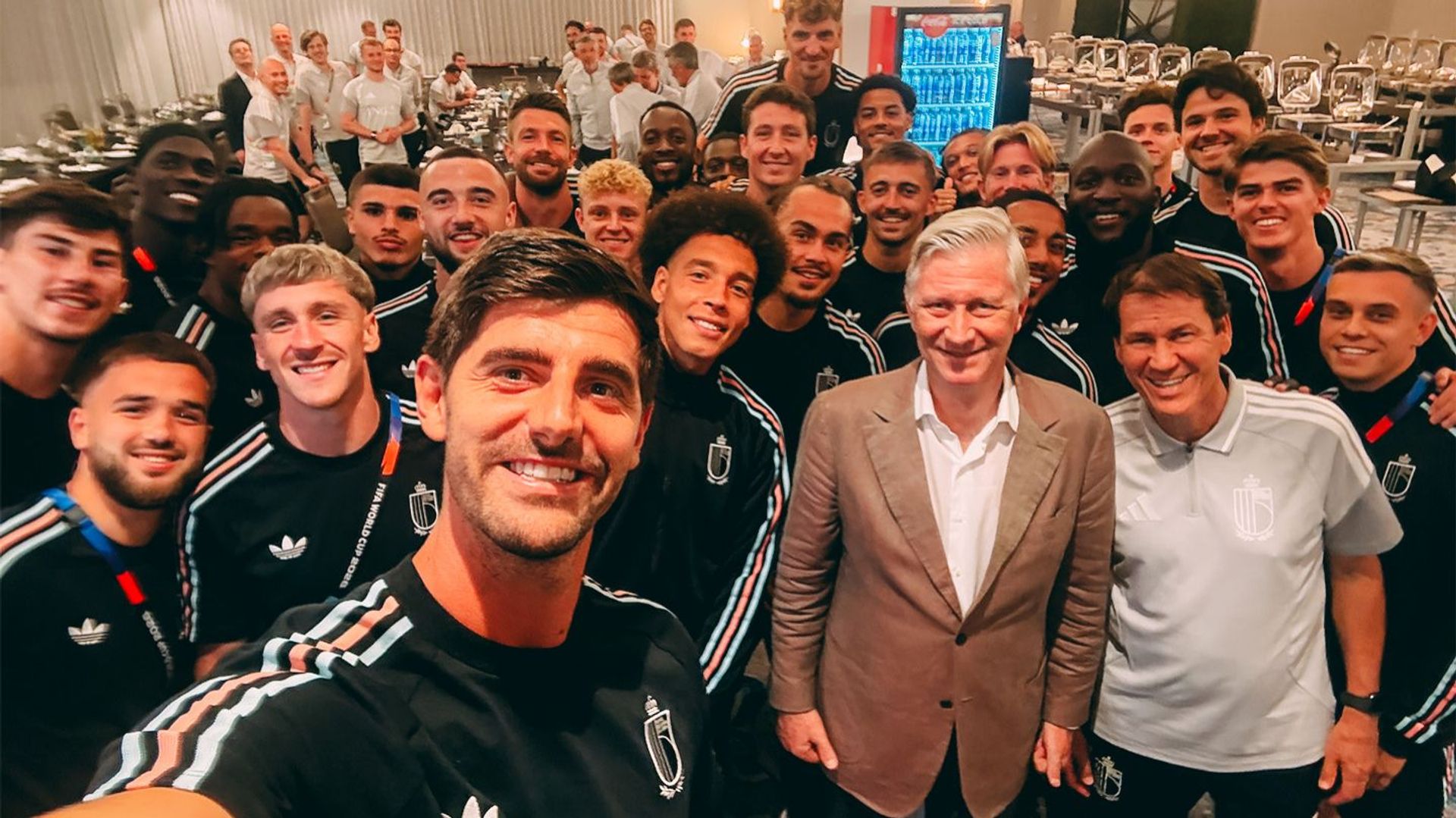Le roi Philippe rend visite et partage un repas avec les Diables Rouges avant Belgique – Espagne