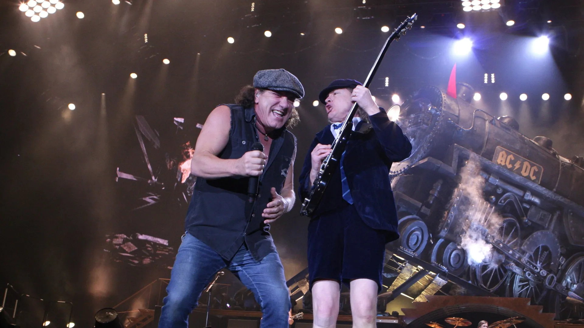 Une grand-mère s’éclate lors du concert d’AC/DC à Wembley pour son ...
