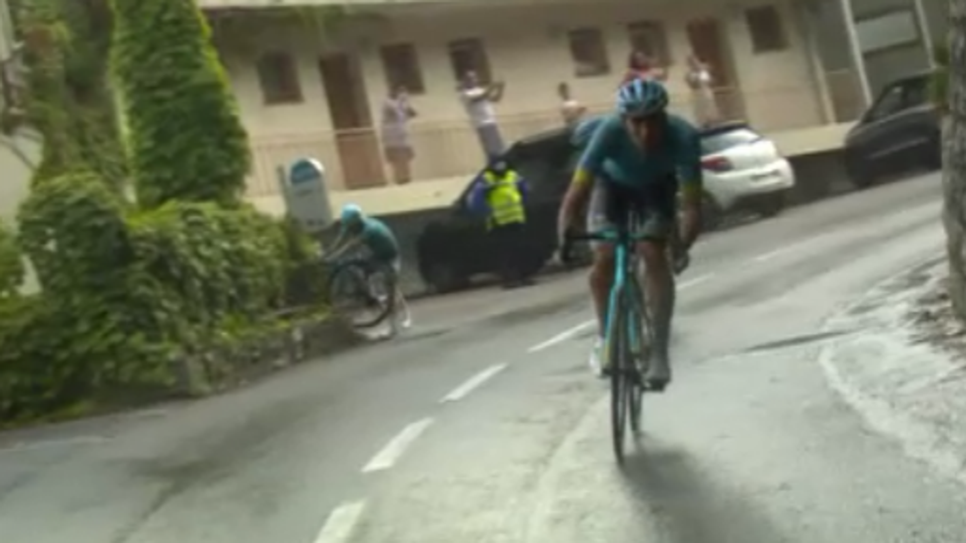 Chute au Tour de France: Miguel Angel Lopez tombe dans le panneau - RTBF Actus