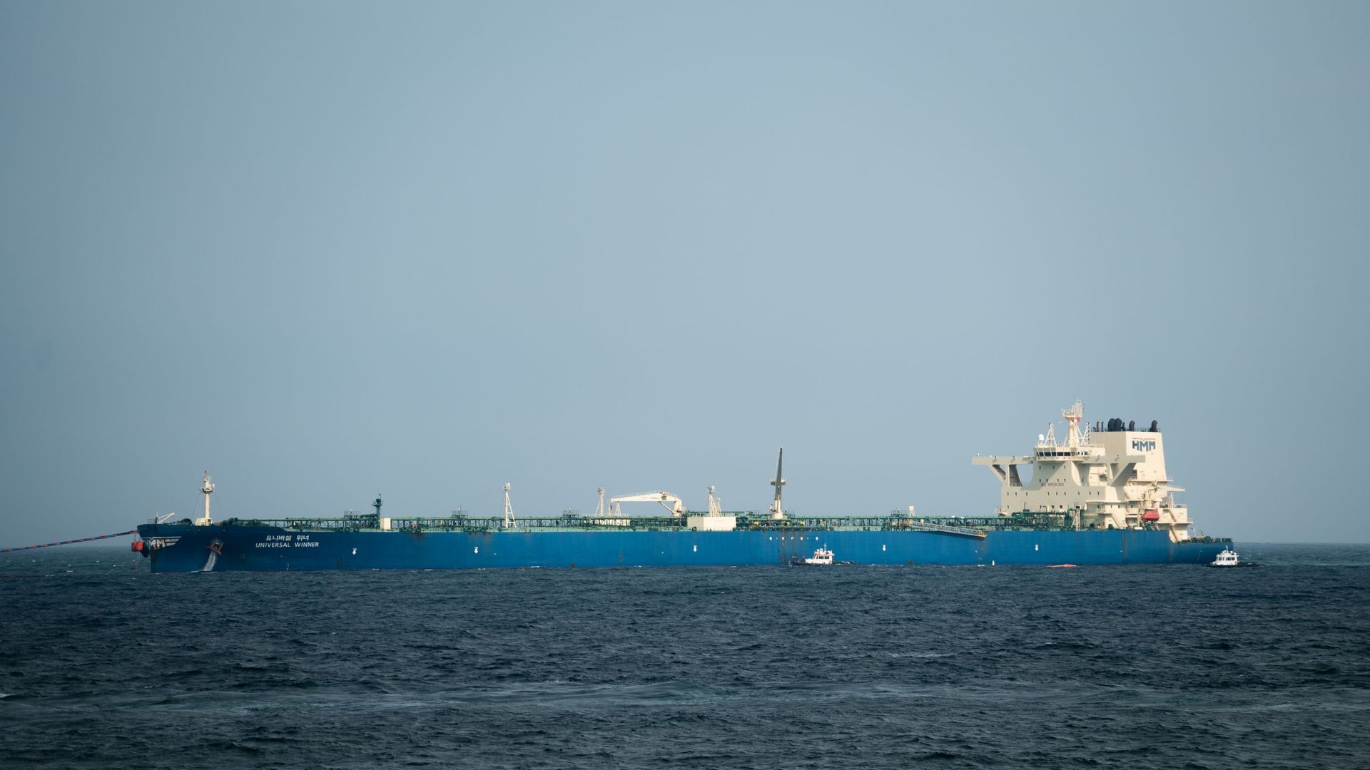 Guerre au Moyen-Orient : le trafic maritime ralentit après une attaque contre un navire dans le détroit d'Ormuz