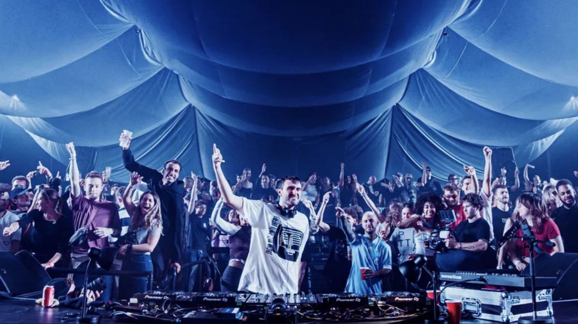 Fred Again Rapper Fred Again offre 108 heures de live en vidéo dont celui enregistré à ...