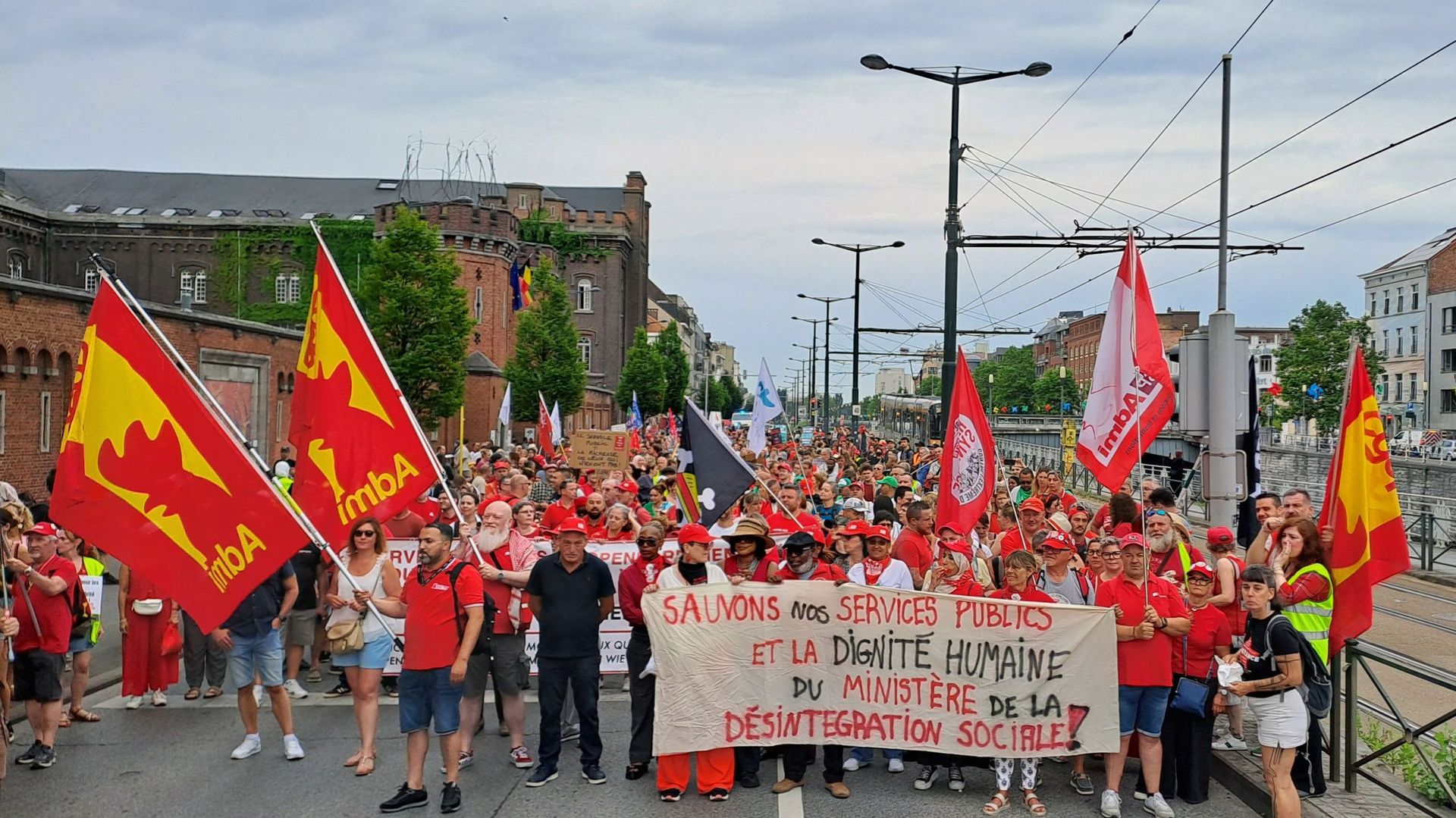 Un millier de manifestants du secteur associatif et services publics défilent à Bruxelles "pour la dignité humaine"