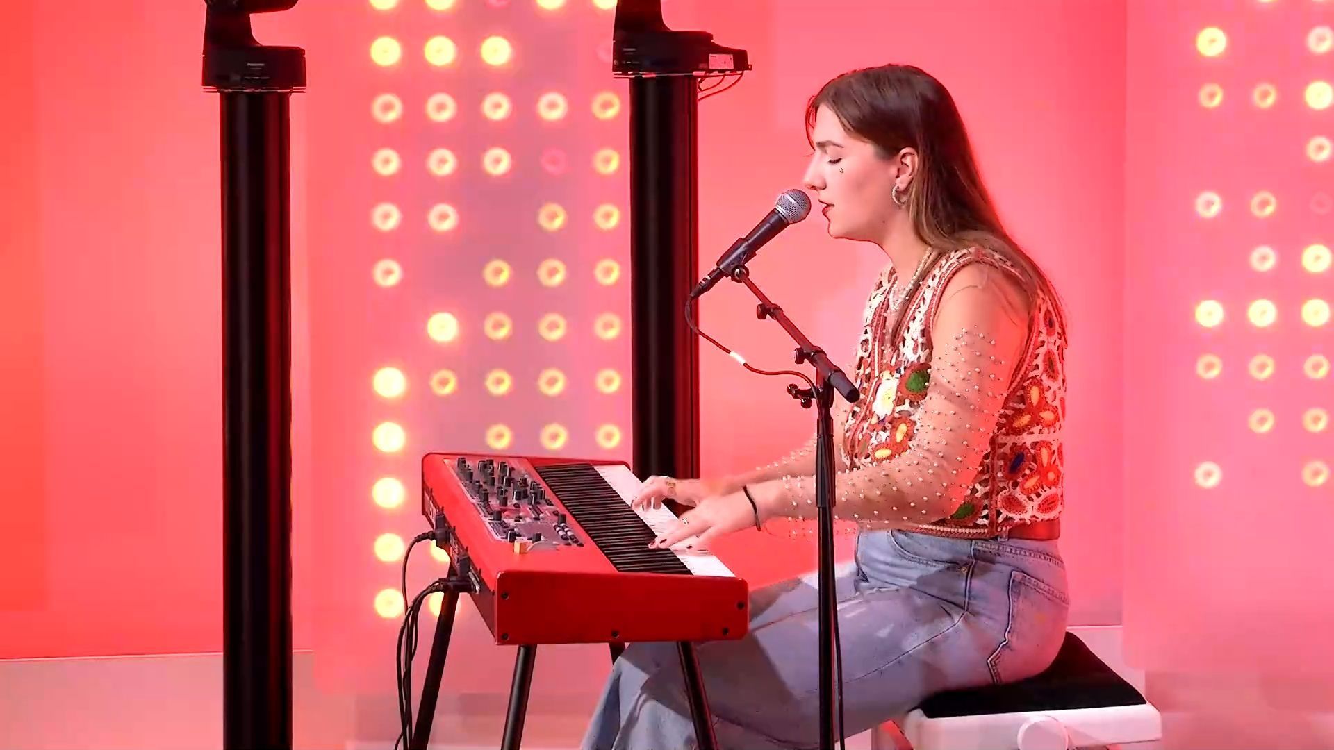 Découvrez la version française du titre "Video Games" de Lana Del Rey, revisité par la chanteuse belge Ellegy