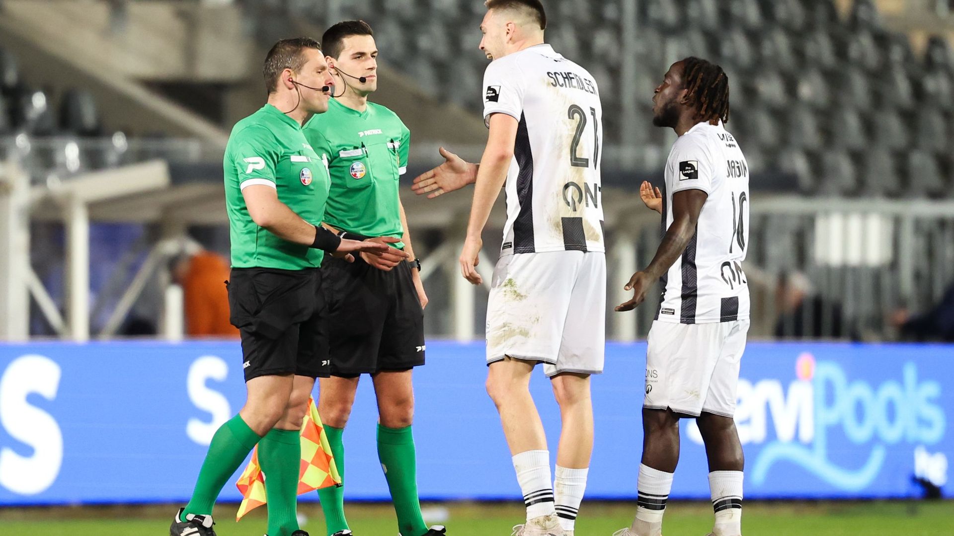 Aurélien Scheidler très remonté contre l'arbitrage après la défaite contre Bruges : "C'est un scandale, Charleroi dérange"