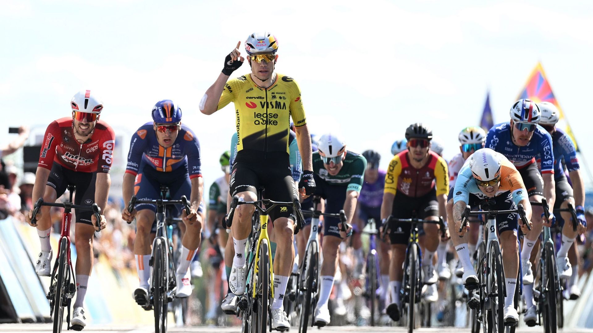 Tour Auvergne – Rhône-Alpes : un Wout van Aert revigoré retrouve la victoire sur la 5e étape