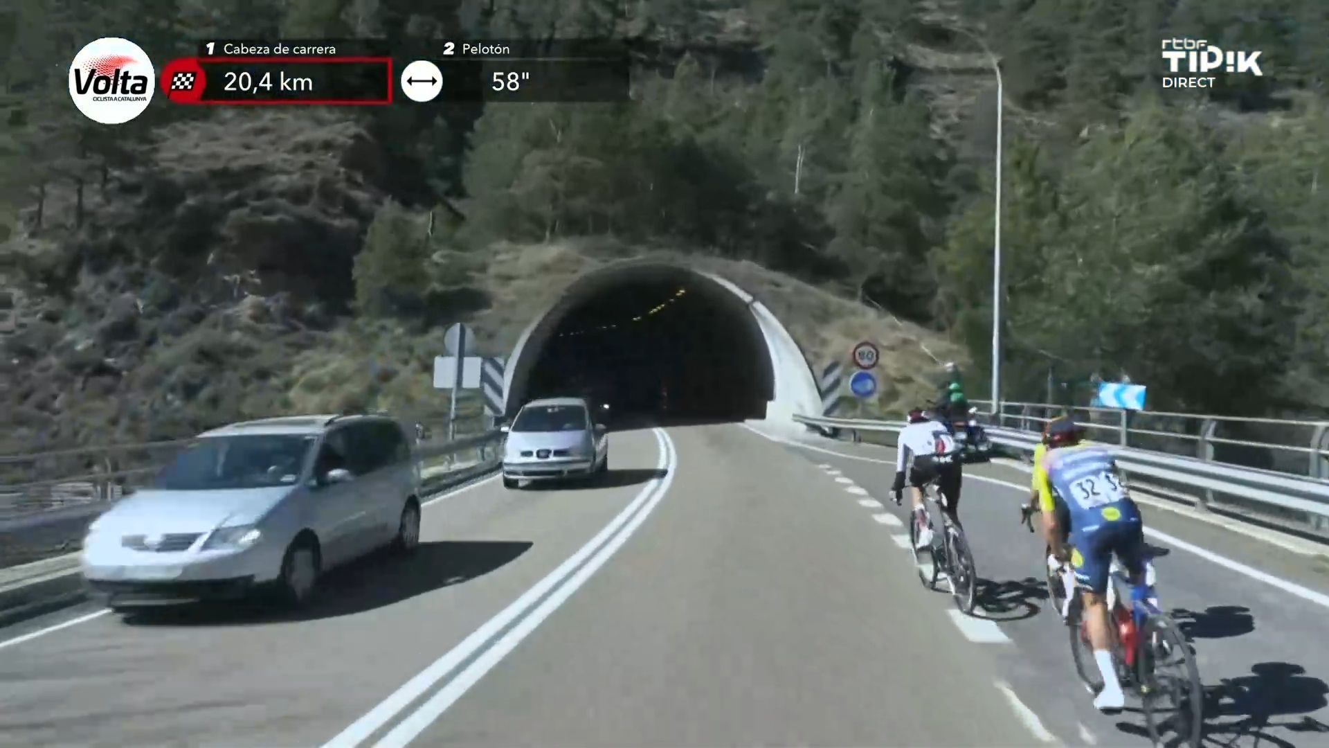 Des voitures qui sortent d’un tunnel où les coureurs s’engouffrent : drôle de scène sur le Tour de Catalogne