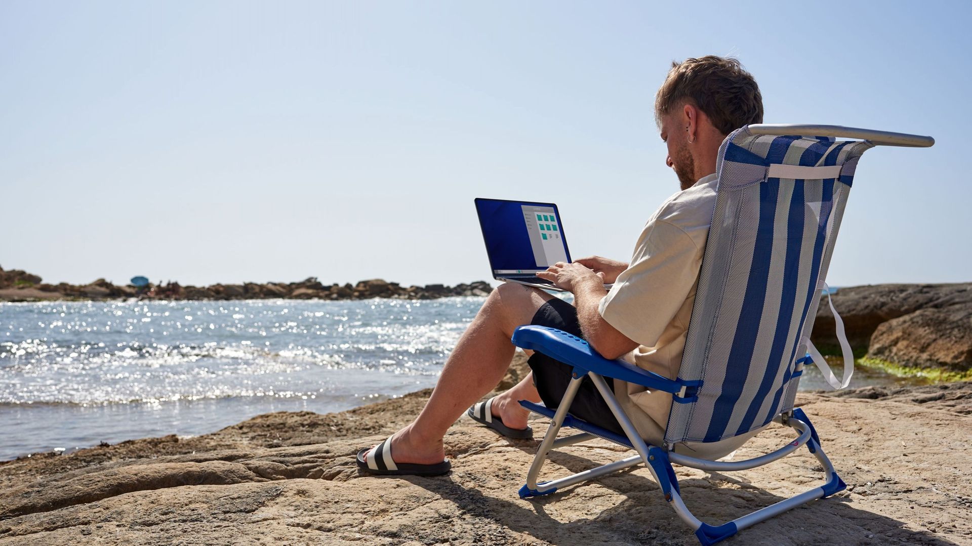 Vacances et déconnexion : pourquoi les travailleurs peinent encore à couper avec le travail